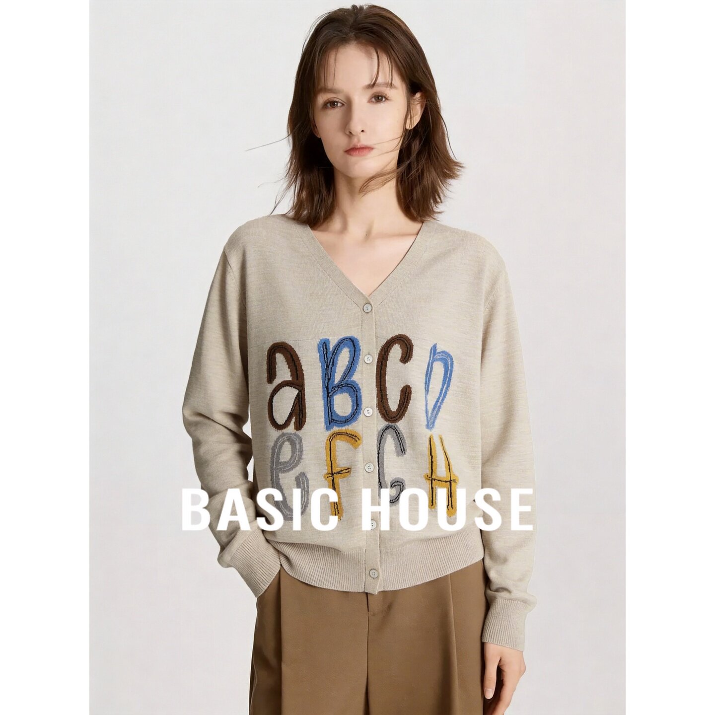 Basic House/百家好奶茶色字母提花V领宽松日常通勤女装针织开衫