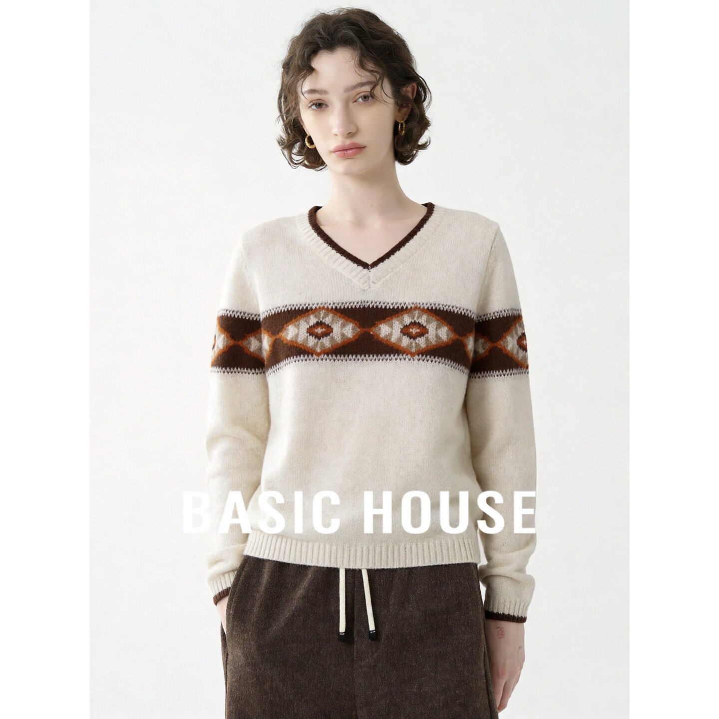 Basic House/百家好杏色几何提花V领宽松套头长袖新款简约针织衫