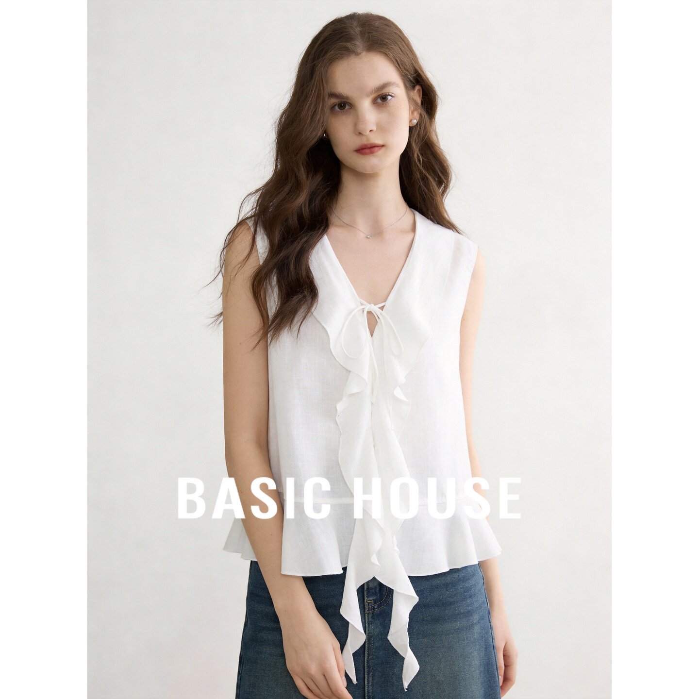 Basic House/百家好休闲风白色荷叶边无袖衬衫女系带重工打褶上衣