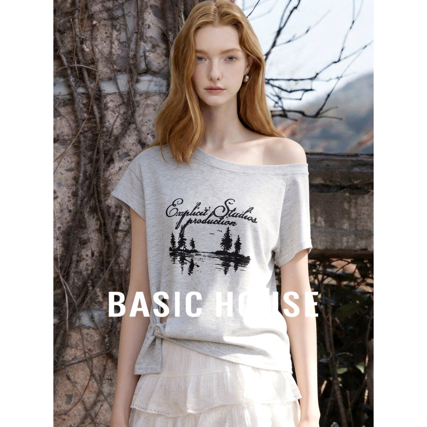 Basic House/百家好斜肩短袖T恤女夏手绘印花修身减龄露肩上衣