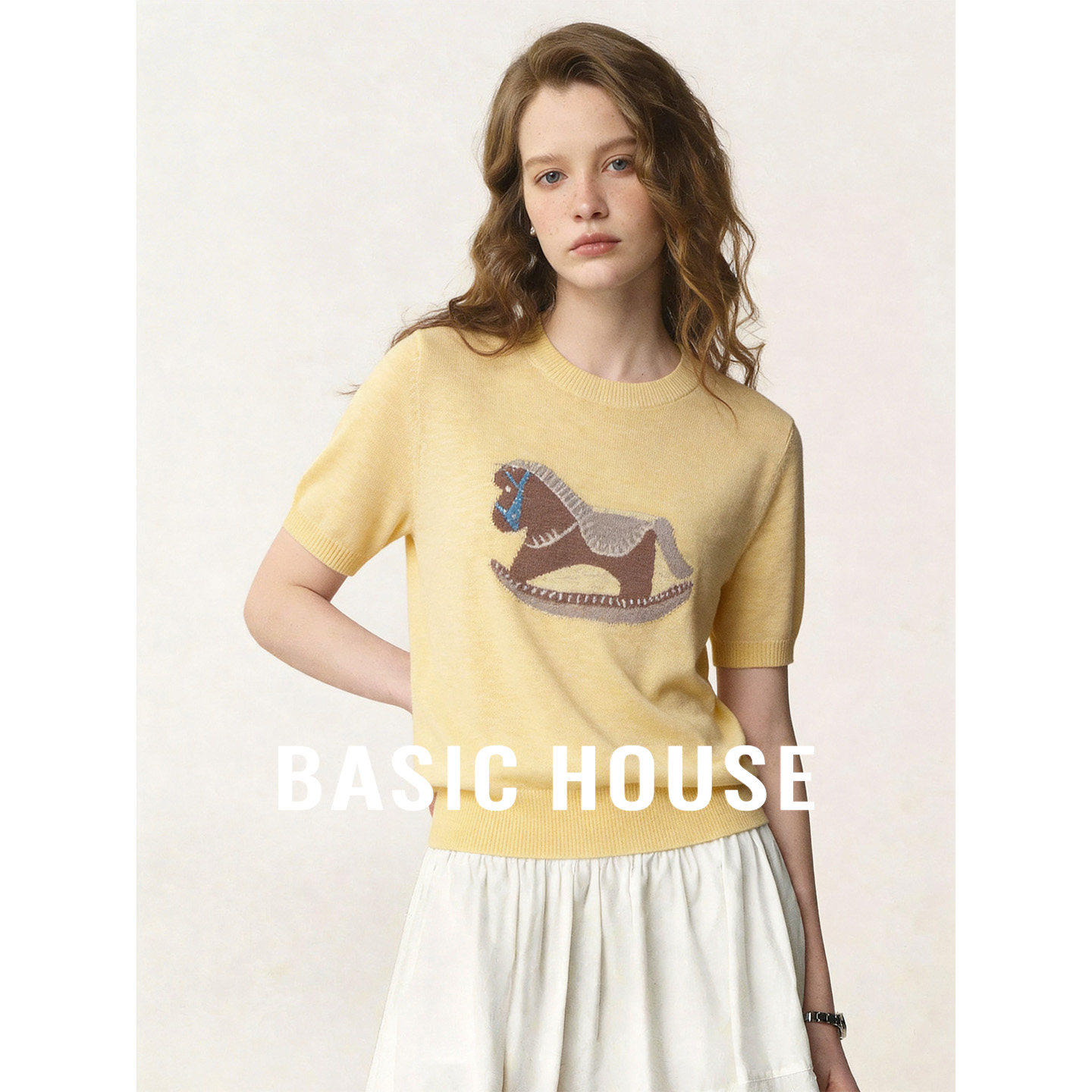Basic House/百家好黄色圆领小马刺绣设计短袖针织衫女夏百搭上衣