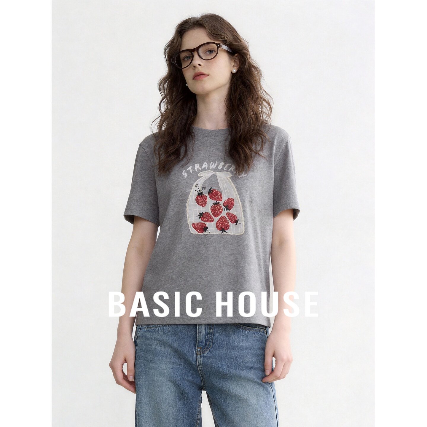 Basic House/百家好灰色草莓印花T恤女夏季正肩休闲百搭减龄上衣