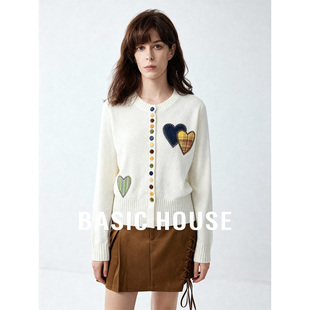Basic House/百家好26春季白色爱心刺绣彩扣毛衣开衫女保暖上衣