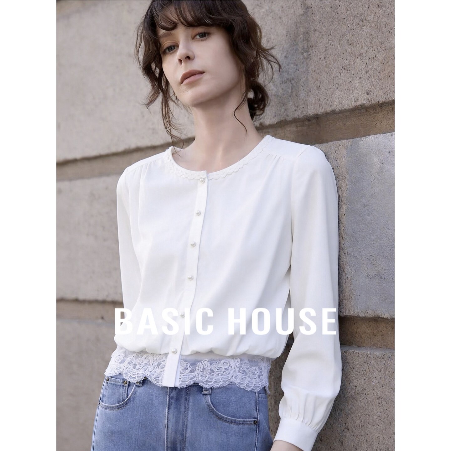 Basic House/百家好白色蕾丝拼接衬衫女设计感珍珠扣圆领长袖上衣
