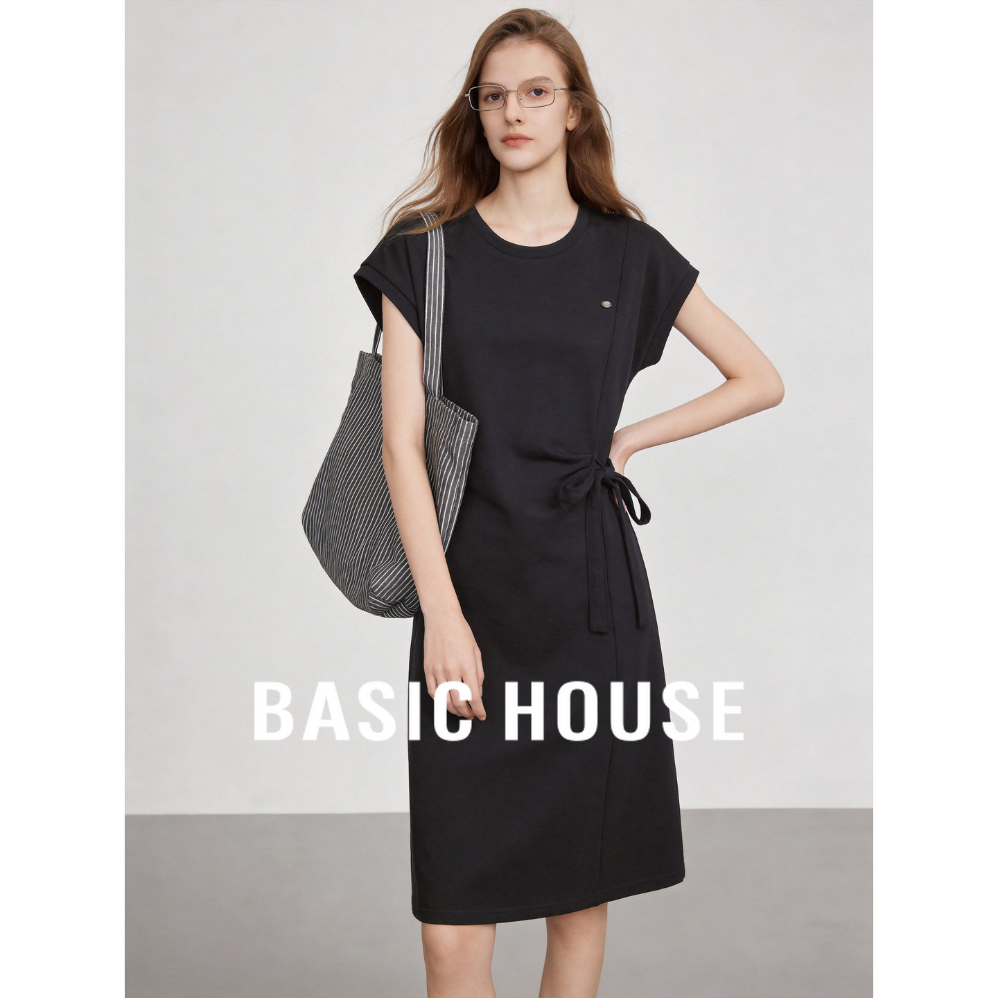 Basic House/百家好莱赛尔黑色收腰连衣裙女夏季显瘦中长裙高级感