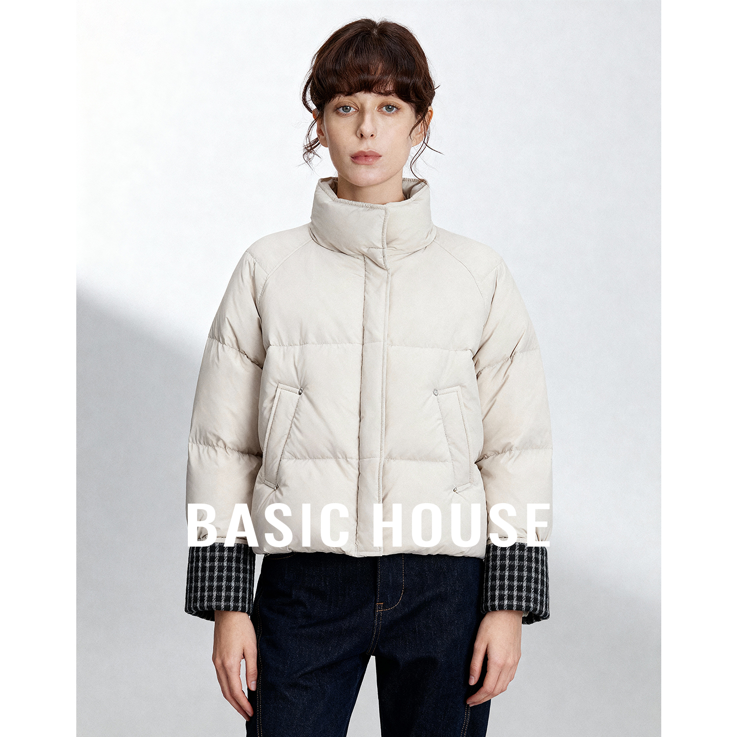 Basic House/百家好25秋冬新款短款立领羽绒服女格子拼接袖口外套