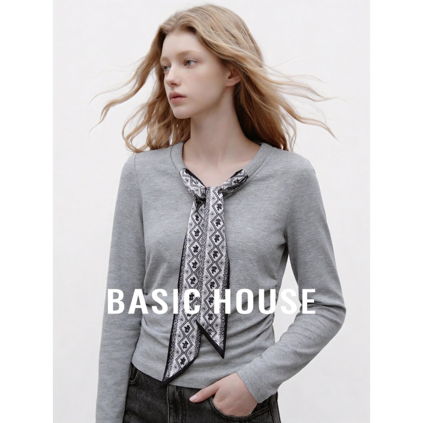 Basic House/百家好灰色V领飘带长袖T恤女修身显瘦设计感上衣通勤