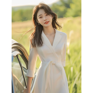 白色V领西装连衣裙女春秋2025新款收腰系带a字长袖厅里厅气裙子