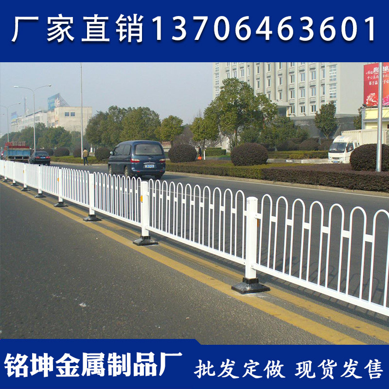 交通道路机非隔离护栏中央隔离栏镀锌钢市政防撞隔离栏人行道栏杆图片