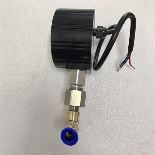 1.6MPA压力表 加三通及8mm pu气管快插接头 表盘直径80mm 电压24v