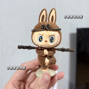 泡泡玛特拉布布labubu慵懒瑜伽很正式手办盲盒造景金箍棒展示道具