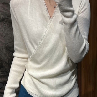 今年流行独特漂亮蕾丝交叉领收腰打底衫 秋冬纯欲风软糯小个子上衣