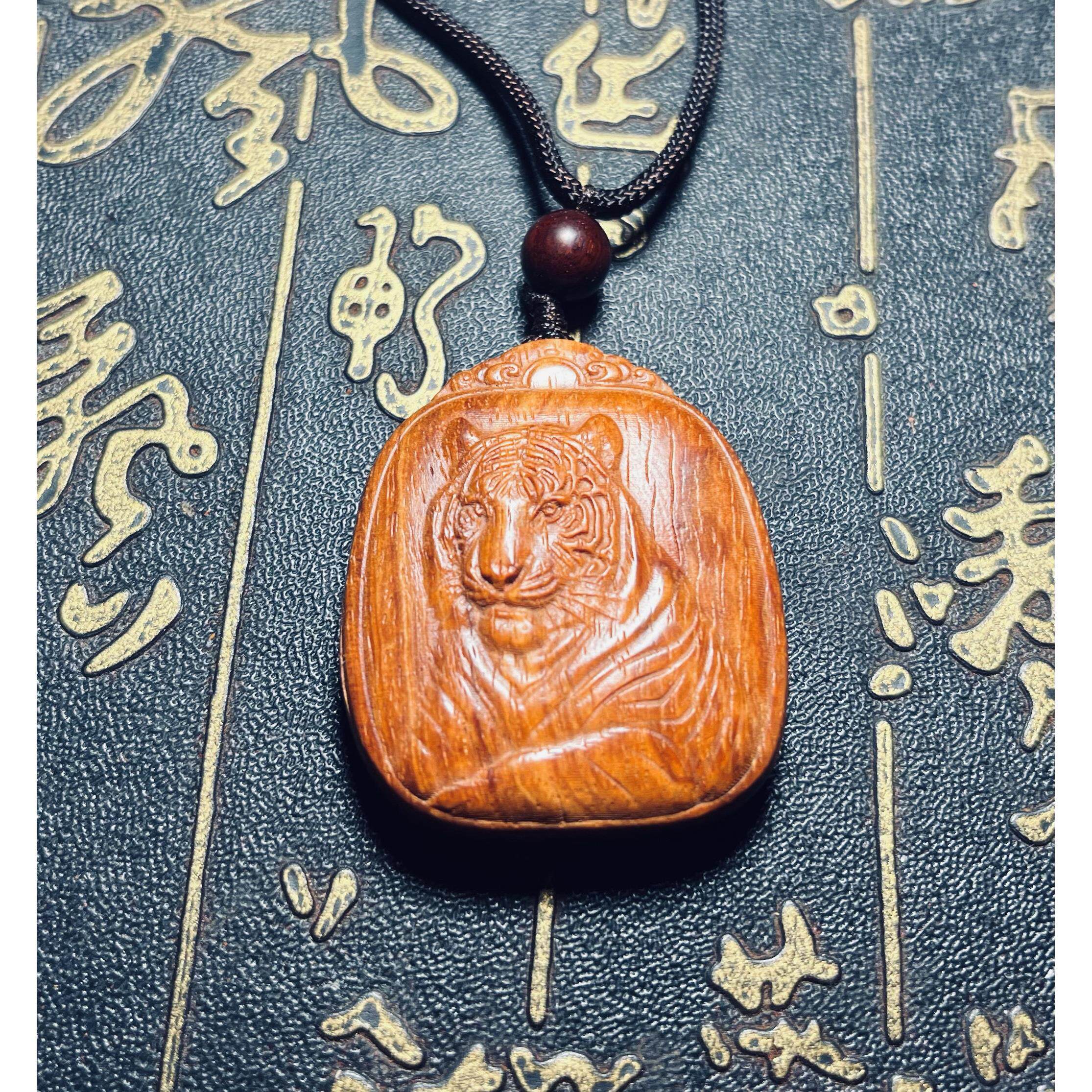 封闭的老虎挂件封闭的嘴老虎生肖标志项炼挂件紫檀木绿色檀香雕刻