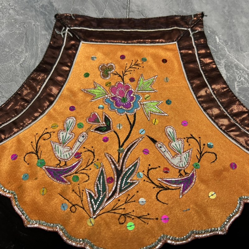 特色手工艺品纯手工刺绣百褶裙蜡染衣服织锦马甲背心绣片肚兜A235