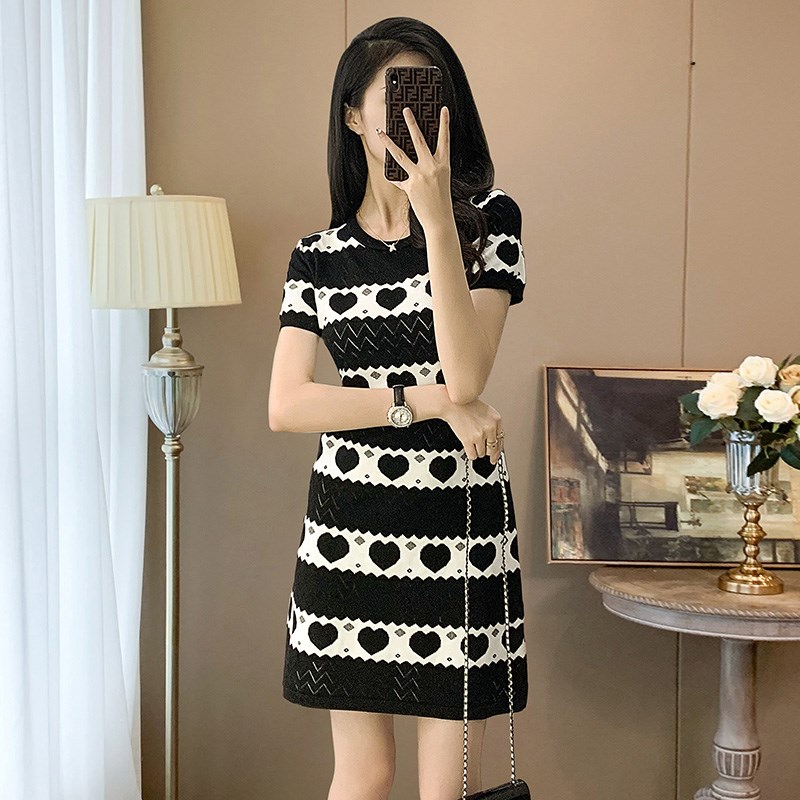 法式复古短袖冰丝针织连衣裙女夏季高级感小个子收腰显瘦A字短裙
