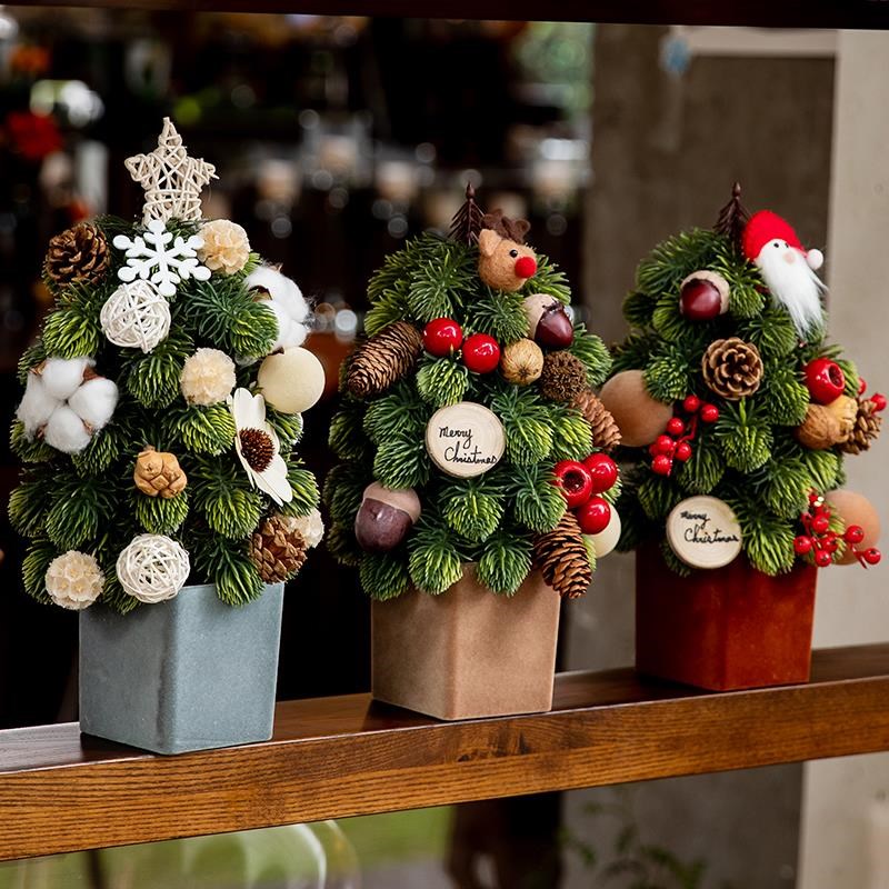 圣诞节装饰高级感桌面摆件花环藤条咖啡厅氛围布置诺贝松小圣诞树