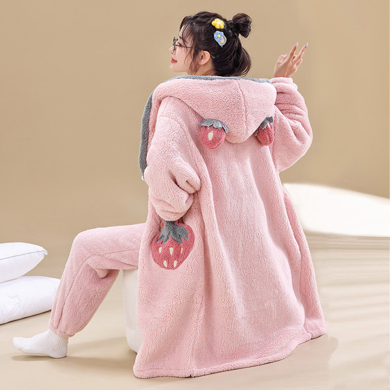 珊瑚绒睡袍女秋冬家居服草莓宽松长版浴袍加厚两件套晨袍新款保暖