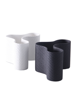 现代简约曲形陶瓷蓝色插花器摆件北欧样板房几何黑白花瓶软装饰品