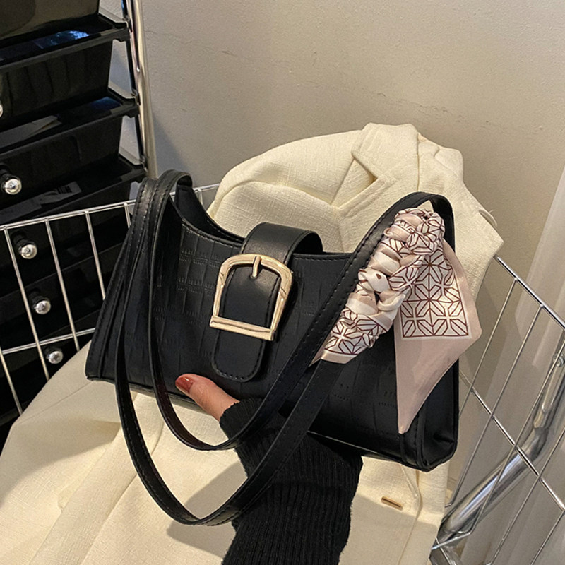 高级感小众设计包包女2022新款秋冬百搭时尚单肩腋下包爆发法棍包