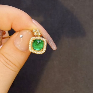 略有不同 .Jewelry 18k祖母绿吊坠
