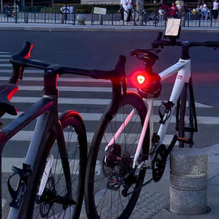 自行公路车爱心后尾灯山地单车夜间骑行装备警示灯充电流明激光灯