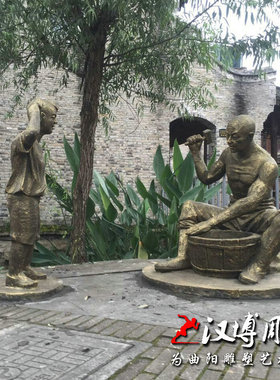 玻璃钢仿铜人物雕塑公园景观民俗小品雕塑小孩和父亲猜拳洗衣雕塑