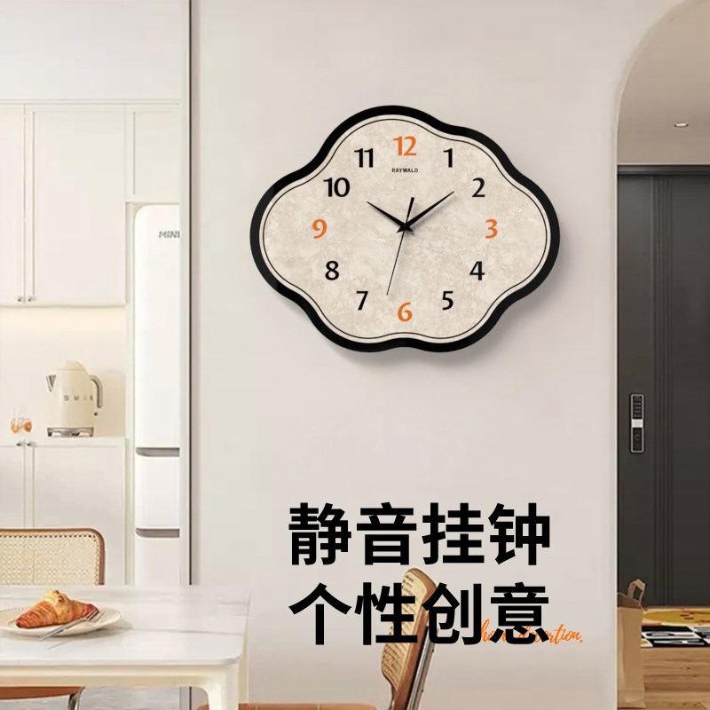 新款创意云朵客厅挂钟挂墙时钟餐厅静音现代简约免打孔石英钟挂表