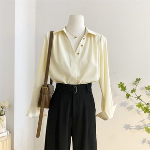 法式高级感灰色气质古巴V领长袖衬衫女秋季设计感洋气小金扣上衣