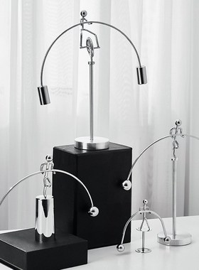 不倒翁金属小铁人平衡鸟牛顿摆创意摆件解压办公室书房桌面装饰品