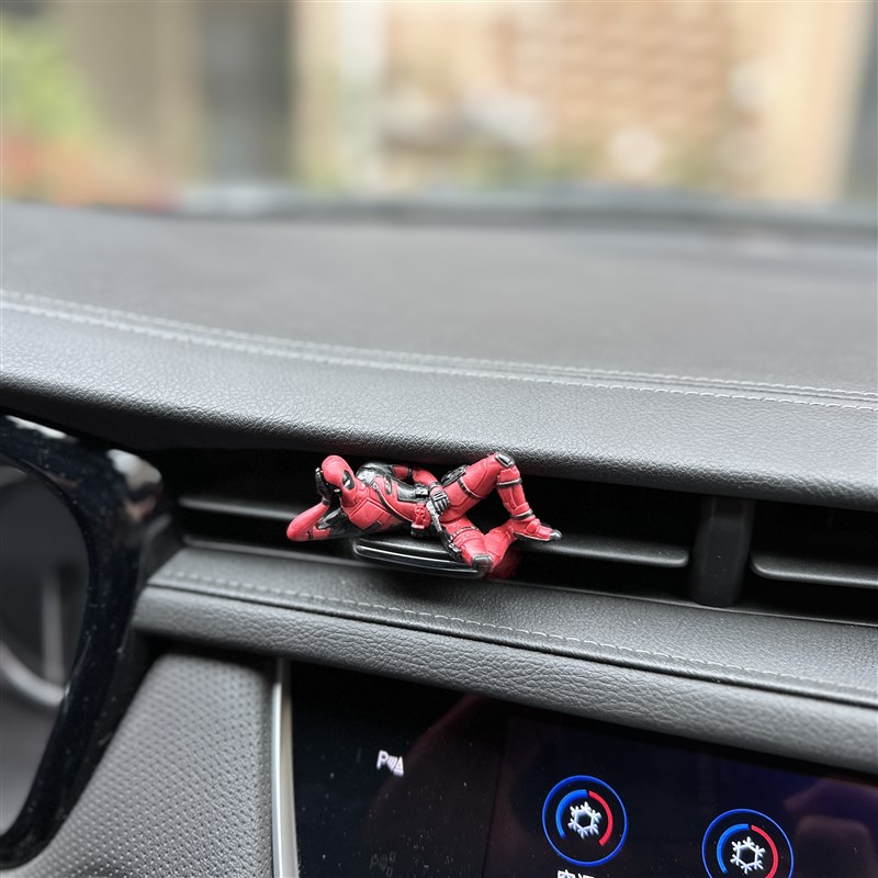 包邮躺平死侍汽车中控台摆件小贱贱手办公仔车载装饰个性车内饰品