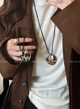 豹纹皮质爱心吊坠项链长款秋冬高级感简约气质女士毛衣链心形配饰