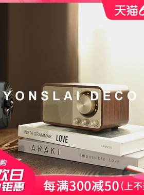 现代轻奢样板间卧室床头柜桌面组合摆件书桌音响收音机耳麦装饰品