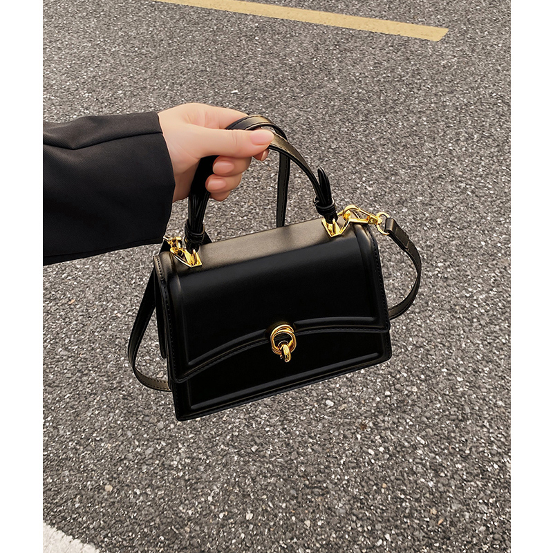 今年流行小包包女秋季百搭2023新款复古单肩斜挎包质感手提小方包