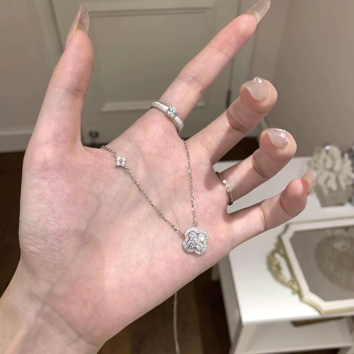 幸运闪钻四叶草项链女轻奢小众高级感爆闪锁骨链生日礼物