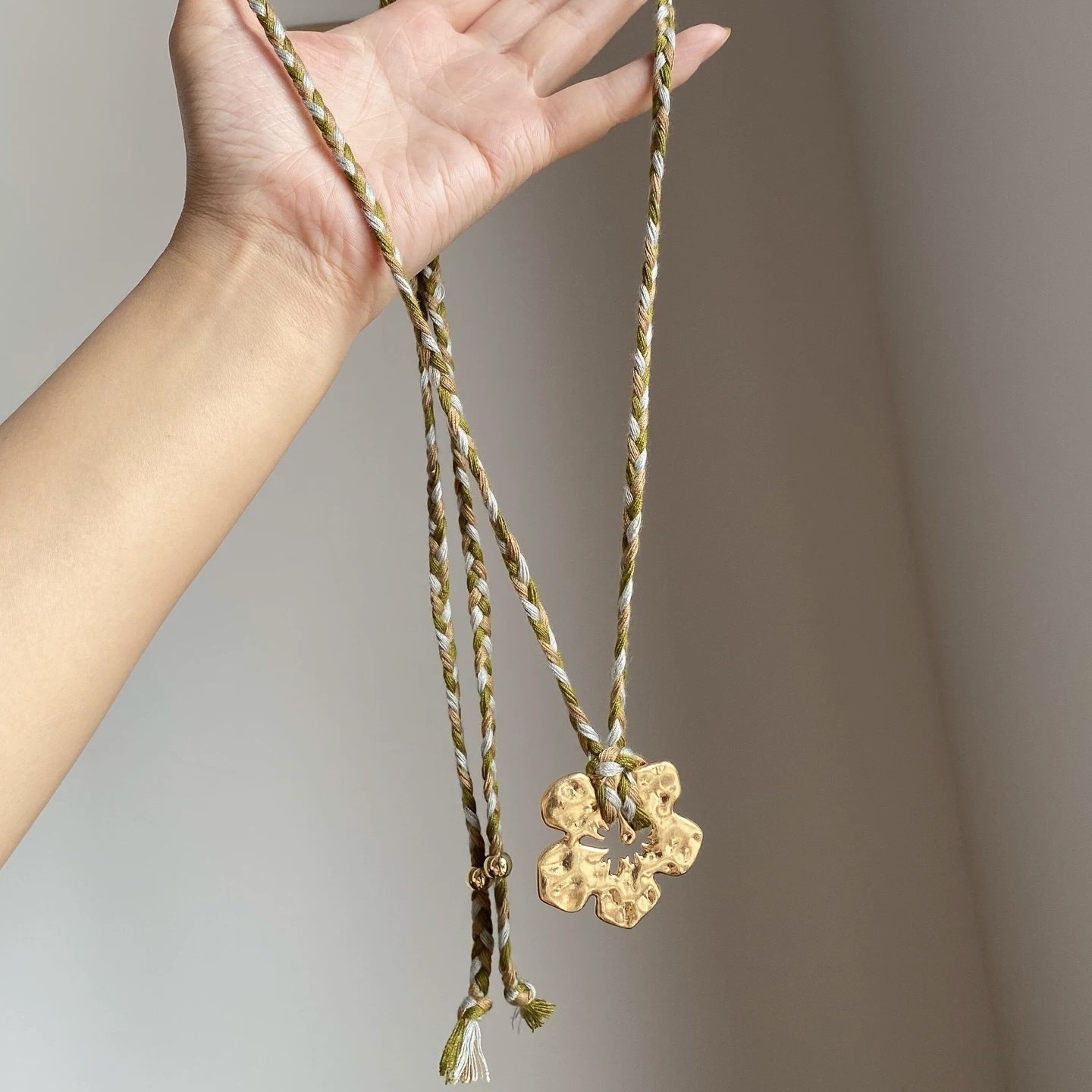 长款编织绳金属花朵吊坠项链日常百搭民族风毛衣链时尚小众女配饰