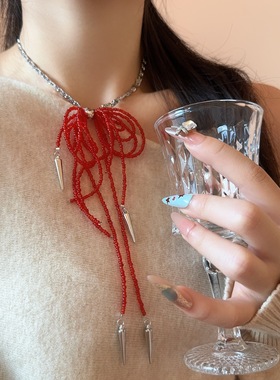红色水晶串珠流苏铆钉蝴蝶结项链