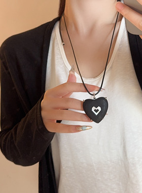 黑皮绳爱心吊坠长款项链女毛衣链