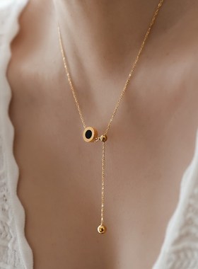 不掉色~轻奢双面黑白字母圆牌项链女抽拉吊坠锁骨链颈链配饰礼物