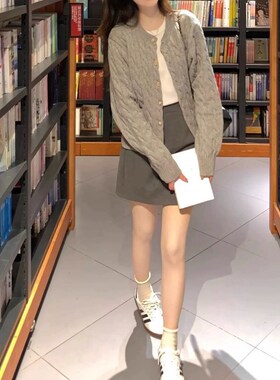 复古灰色绞花针织开衫秋冬季新款圆领小金扣短款上衣外套毛衣女厚