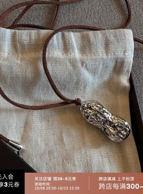 花生黑色长皮绳项链女款2024新款长款吊坠秋冬毛衣链高级挂绳长链