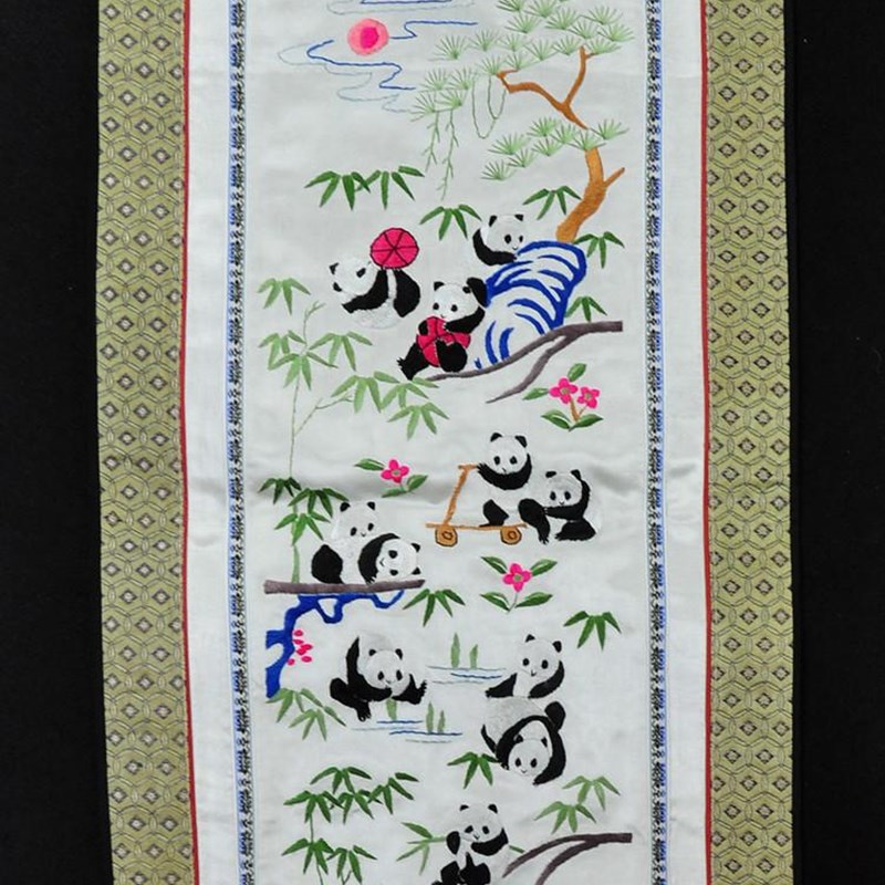 出国礼品手工绣品老绣片京绣真丝手工刺绣装饰画熊猫壁画衣料包