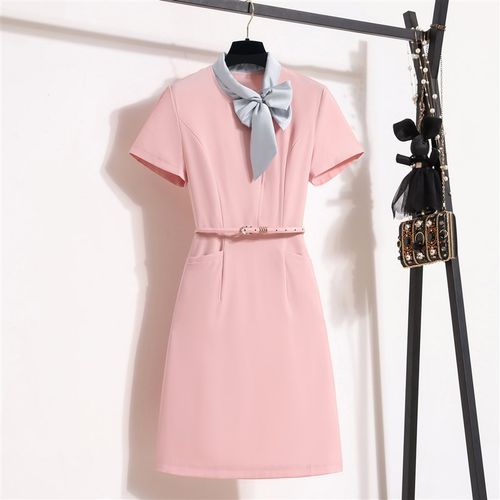 粉色职业连衣裙女新款气质显瘦围巾领高腰主持人美容院工作服裙子