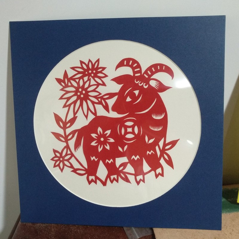 纸质装圆形国画卡纸画框挂墙 纸相框裱剪纸画作品中