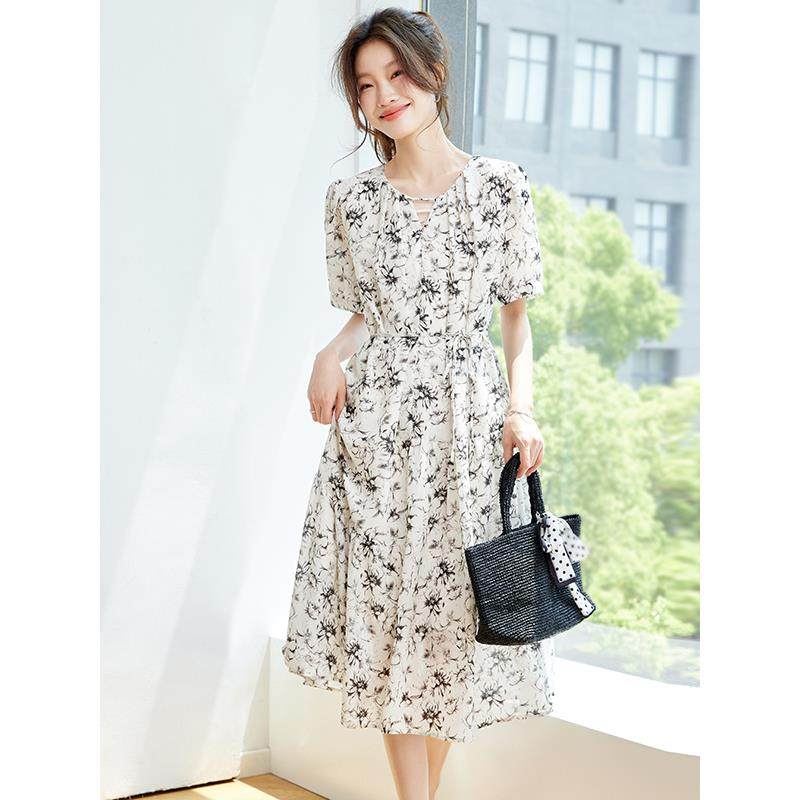 简单大方的真丝桑蚕丝连衣裙2025夏日新款今年流行爆款系带裙子