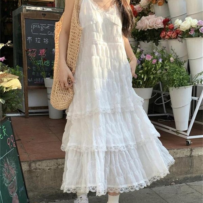 蕾丝拼接白色吊带连衣裙夏女收腰海边度假茶歇法式长裙仙女蛋糕裙