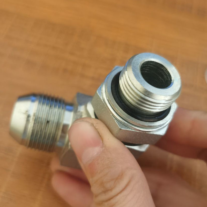 挖掘机大中斗臂油缸接头小松60-7 专用中臂油缸转换接头90度弯头