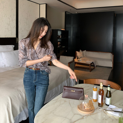 Alone Savor龙喜儿 早秋慵懒松弛印花衬衫女V领垂感小衫上衣J788