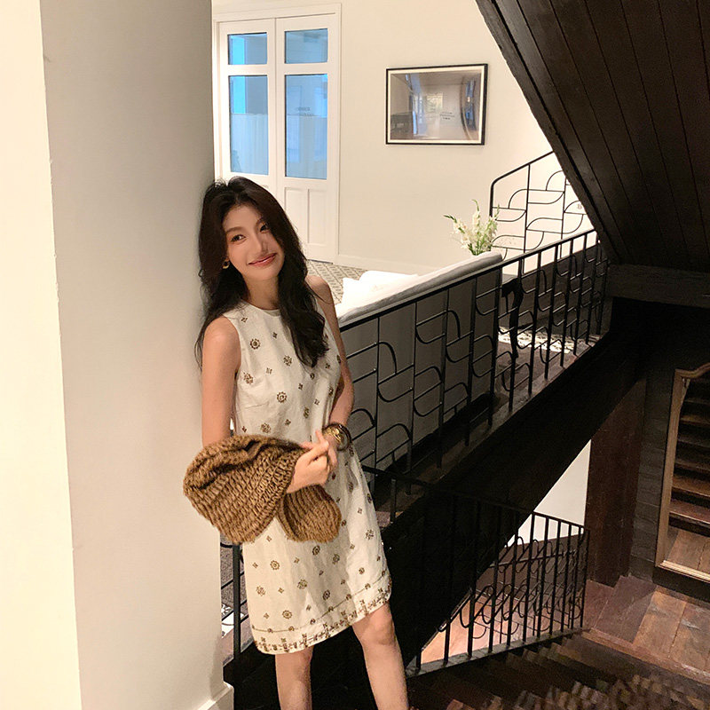 龍喜儿 小香风小众设计感气质米白色刺绣圆领显瘦无袖连衣裙J328