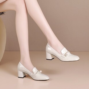 子女2021春秋米白色皮鞋 女粗跟方头单鞋 女鞋 漆皮大码 真皮鞋