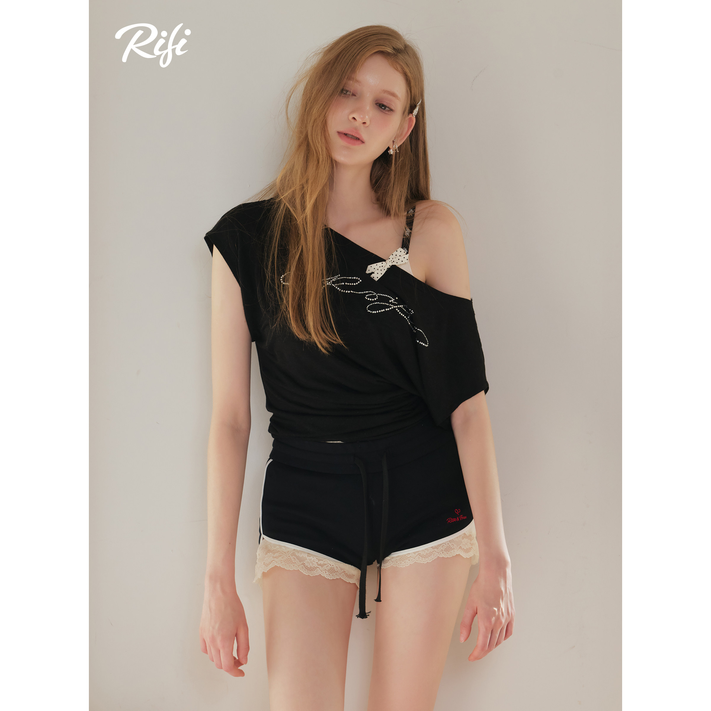【赵露思同款】RiFi /"蕾丝露背钻饰修身罩衫"女薄款斜肩T恤短袖